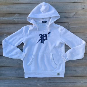 Ralph Lauren hoodie - Skön Raffe hoodie! | Fint skick men finns en liten fläck som visas på sista bilden! | Storlek S men passar lite mindre så XS ish, fråga om mått vid osäkerhet! | Ställ gärna frågor innan du köper!