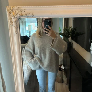 Mohair Beige stickad tröja - Mysig och fluffig beige stickad tröja i mohair från hm, nypris 1000kr! Använd några få gånger! Är vanligt en s men har L för jag ville ha den stor