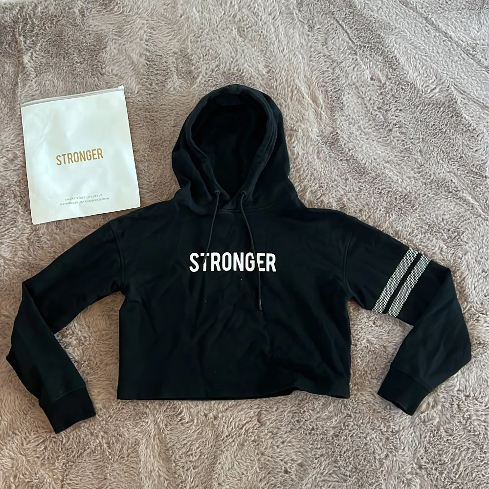 Säljer denna hoodie från stronger som är i nyskick och använd entals gånger! Den har därför inga defekter, skickas med strongerpåse!💓. Sportswear.