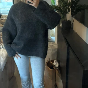 Mohair tröja - Säljer en supermysig mörkgrå tröja i mohair. Perfekt för kalla dagar med sin oversized passform och långa ärmar. Varsamt använd nypris 700. Jag är en s har L för Oversized passform