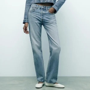 Zara jeans  - Säljer dessa Jens från Zara i modellen ”midwaist straight”.💕