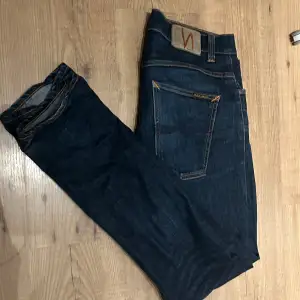 Säljer ett par snygga mörkblå jeans från Nudie. Passar perfekt nu till hösten och vintern! pris kan diskuteras vid snabb affär