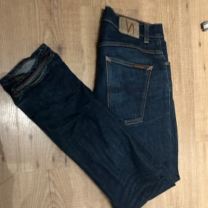 Mörkblå jeans från Nudie - Säljer ett par snygga mörkblå jeans från Nudie. Passar perfekt nu till hösten och vintern! pris kan diskuteras vid snabb affär