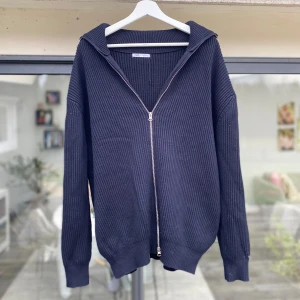 Hel zip Zara - Säljer en stickad mörkblå helzip utan luva från zara i mycket bra skick. Perfekt för höst och vinter, Nypris 999 Storlek Xl men sitter som L