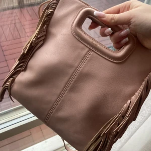 Rosa Maje Väska - Stor rosa maje väska, köpt här på Plick i våras! Lite smutsig på insidan och små repor i handtaget men inga större defekter, nypris 2500kr 💗