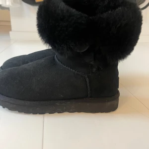 Svarta Uggs - Säljer mina uggs eftersom de är för små. Bra skickat använda fåtal gånger. Går att vika över ifall man vill. 