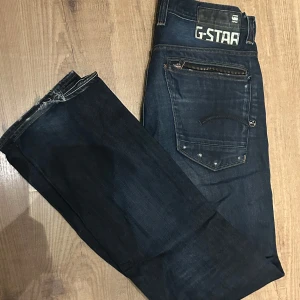 Mörkblå jeans från G-Star - Säljer ett par snygga mörkblå jeans från G-Star. Jeansen har en cool tvättad look. Pris kan diskuteras vid snabb affär