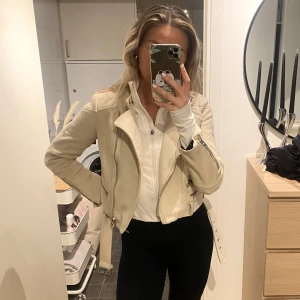Beige mockajacka från Zara - Säljer en beige mockajacka från Zara. Bra skick. Storlek S.