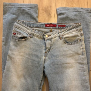 Miss sixty jeans  - Knappt använda, storlek 29 men skulle säga att de är S! Innerbenslängd: 73cm midjemått: 38cm tvärs över!
