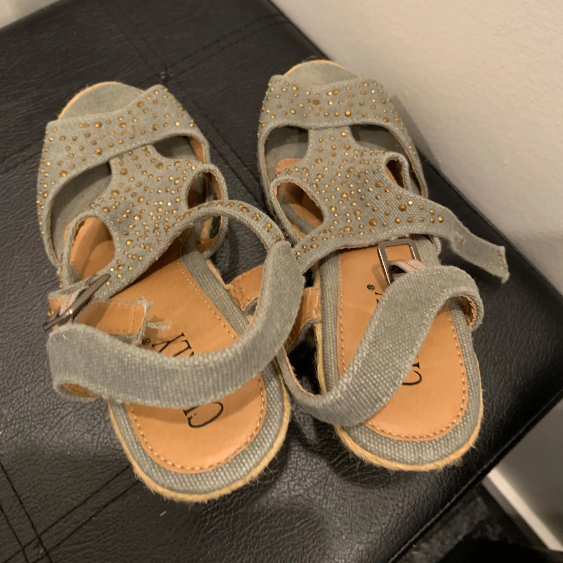 Grå kilklackssandaler med strass - 91