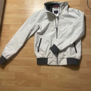 Windbreaker/Regnjacka - Ruggit fet Windbreaker/Regnjacka som passar perfekt nu till hösten. Skriv för fler bilder eller generella frågor. 