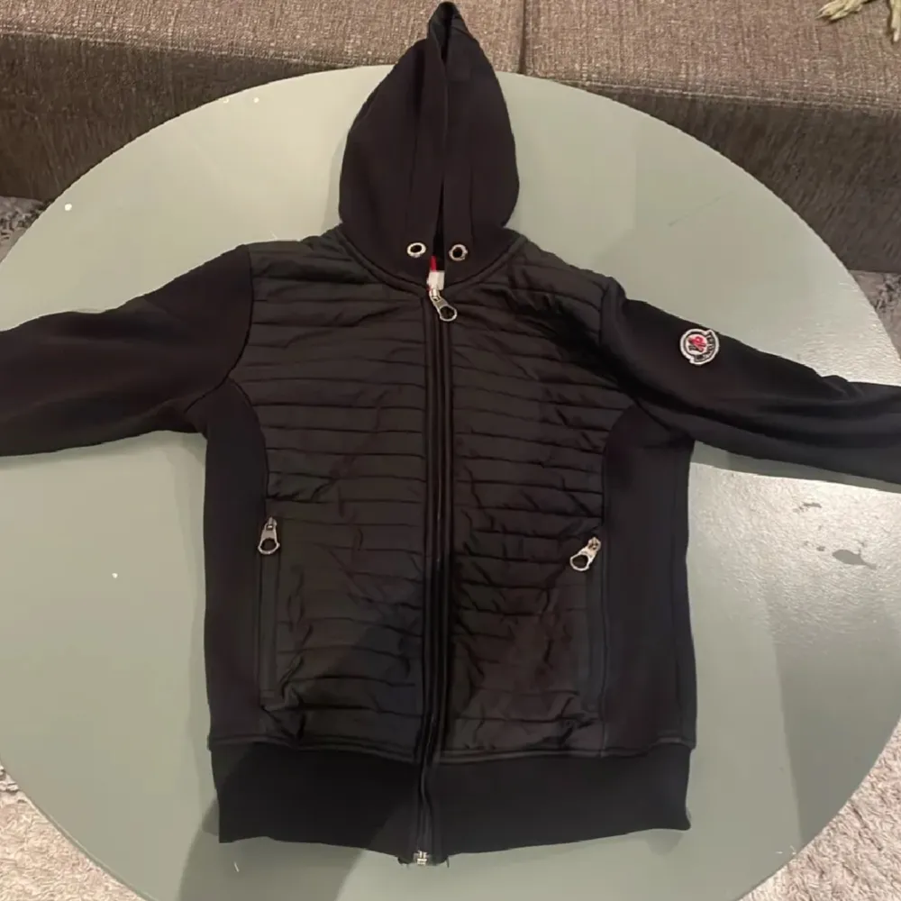 Säljer min moncler cardigan då den inte passa mig jätte bra skick 9/10 storlek s men passar ochså som xs (Replika) pris kan diskuteras. Jackor.