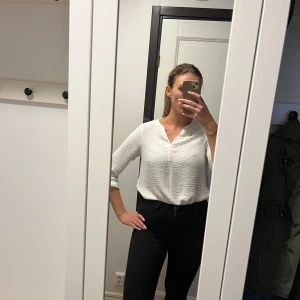 Blus från Vero Moda - Jättefin blus i mycket bra skick! Använd två gånger.