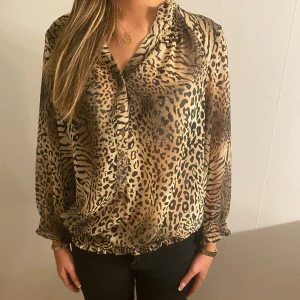 leopard blus - super snygg leopard blus med knappar