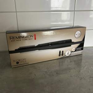 Remington Blow Dry & Style är perfekt för kort hår. Den har 400W effekt och två stylingtillbehör för att skapa form och volym utan extrem värme. Perfekt för att torka och styla i ett steg.