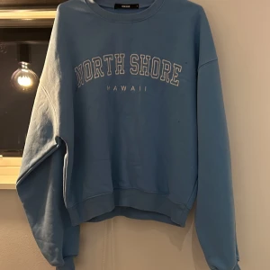 Blå tjock tröja - Blå tjocktröja från bik bok☺️