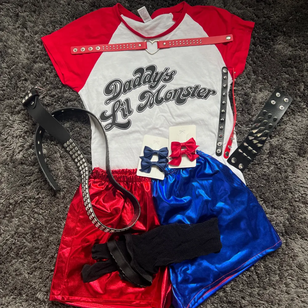 T-shirt, shorts, bälte & armband, rosett till håret och nätstrumpor. Allt till Harley Quinn outfit. Endast använt en gång så allt är i bra skick! . Övrigt.