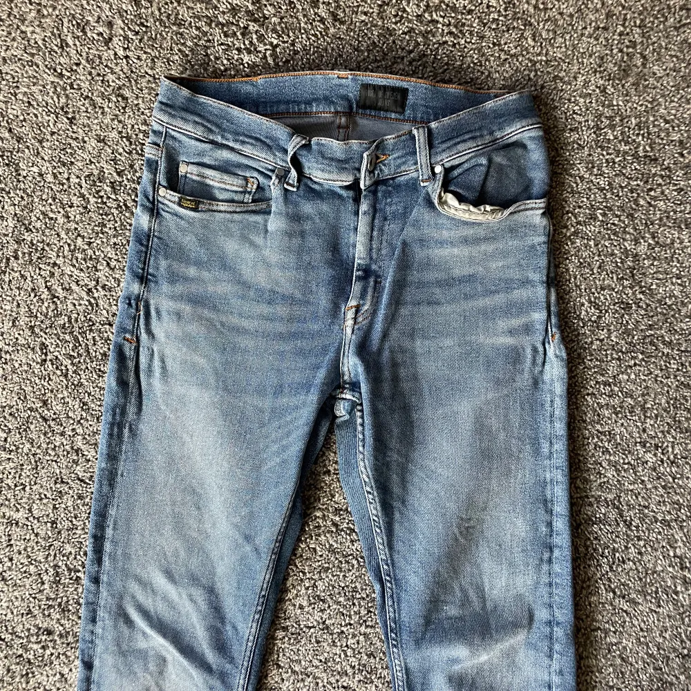 Riktigt feta tiger jeans i väldigt bra skick sitter Slim väldigt liten defekt bara kolla sista bild! Kommer sälja väldigt mycket till vintern så gå in och kolla i min profil, tveka inte med frågor!. Jeans & Byxor.