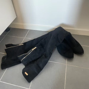 Höstboots i mocka - Så snygga knähöga boots i svart mocka! Med guld detaljer och dragkedja 💓 perfekt nu i höst och så bekväma!