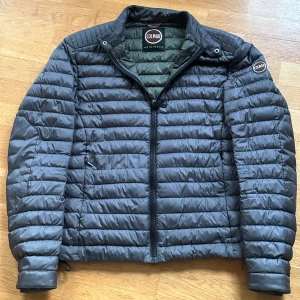 Grå quiltad jacka från Colmar - Säljer en snygg grå jacka från Colmar i storlek 46 (M).  