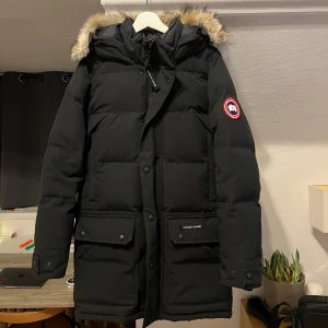 Svart vinterjacka från Canada Goose av modellen emory - Säljer en 100% äkta svart dunjacka från Canada Goose i mycket bra skick. Jackan har äkta päls. Tveka inte på att höra av er om det uppstår några frågor