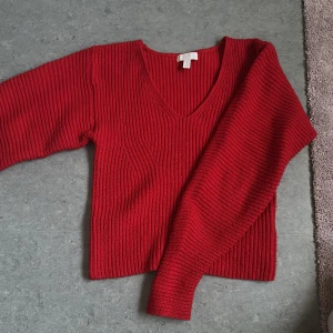 Stickad tröja -  Röd stickad tröja, använd fåtal gånger. XS men passar även S. 