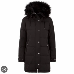 Hollies Subway jacka  - Mycket sparsamt använd vinterjacka från Hollies. Storlek XS. Nypris över 4000 kr. Oäkta päls. 