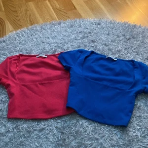 Två U-ringade t-shirtar från Zara. - Två nästan helt oanvända T-shirtar från Zara. Båda är i storlek S