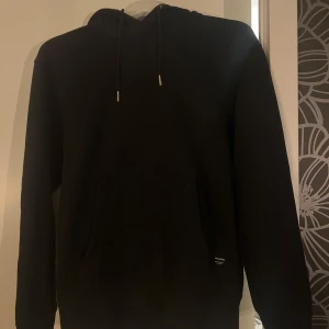Svart Jack & Jones hoodie - Svart Jack & Jones hoodie skick: 8/10 