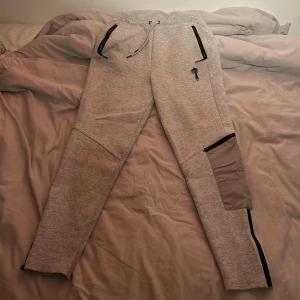 Trapstar mjukisbyxor grå - Storlek m, 