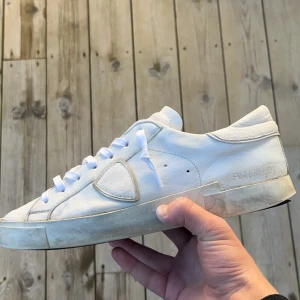 Philippe model - Hej! 👋 Säljer nu dessa Philippe model 👟 | Skick 7,5/10 ✨ | Storlek: 42 📏 | Nypris: 4000 💵 | Mitt pris: 1800 💸 | Använda ett tag men i bra skick. Har gått up litegrann i hälen. lackat små slitage vitt me skofärg💯🔥 | Skicka PM vid frågor!🎯👑