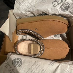  Uggs K Tasman  - Helt nya Uggs K Tasman i färg CHESTNUT Nypris för skorna är 1500kr och säljer för 1000kr... Storlek 38 