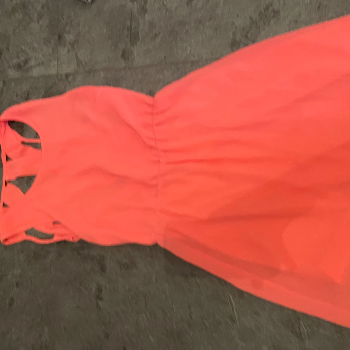 Korallfärgad klänning med öppen rygg