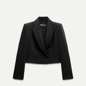 Zara svart kort blazer.  - Använt en gång tidigare så relativt ny. Kommer inte till användning längre :) Storlek xl för att få en oversize look. 