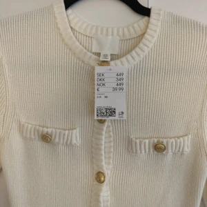 H&M Klänning  - Denna klänning är från sommarens populära kollektion, helt ny och aldrig använd, med prislappen kvar. Den är i perfekt skick och är det perfekta tillskottet till din garderob!