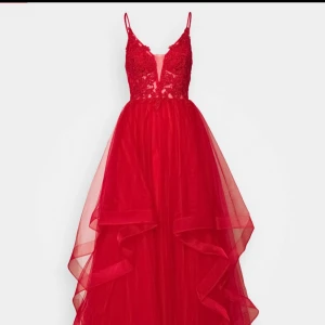 Balklänning  - Säljer nu min röda balklänning jag köpte i början av året för min bal i maj. Klänningen är använd 1 gång. Stort släp och fina detaljer vid brösten. Klänningen är v-ringad och har bra stöd till brösten. Öppen rygg med dragkedja bak. Passar bra S & XS