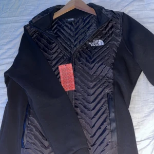 The north face cardigan - Skick 10/10 priset kan diskuteras 