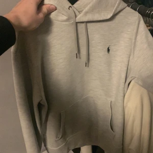 Polo Ralph lauren hoodie - Tjena! Säljer denna fina hoddie från polo Ralph lauren. Den är i fint i skick och knappt använd.  
