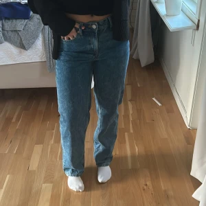 Jeans - Jeans från Lindex som aldrig kommit till användning och blivit lite för små. Hör av er vid funderingar☺️