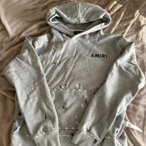 Amiri Hoodie - Storlek S men är väldigt oversize o passar typ L. Skick 10/10 inga defekter, nästan helt oanvänd. Fraktar men kan även mötas upp i malmö 🤝 Dm för mer info