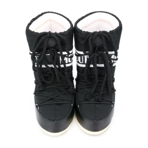 Svarta Moon Boots - Snygga och varma svarta Moon Boots med vit sula och snörning. Superbekväma och håller fötterna torra och varma i snön. Säljer då de inte kommer till användning, köpt förra året. Pris kan diskuteras