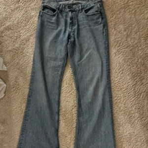 Blå bootcut jeans från Gina - Säljer ett par snygga blå bootcut jeans från Gina. De är i bra skick och har en klassisk femficksdesign. Perfekta för både vardag och fest! Passar till allt från sneakers till klackar. Hör av dig vid intresse! 💙Använt få gånger därav pris, som nya