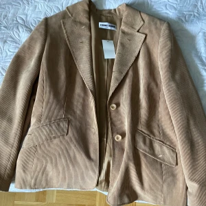 Beige kavaj - Väldigt bra skick, är som ny. Priset är 600 kr vilket är väldigt bra eftersom orginalpriset var 500 kr