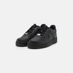 Svarta Nike Air Force 1 sneakers - Säljer ett par klassiska svarta Nike Air Force 1 sneakers i mycket bra skick. Använt fåtal ggr, storlek 38. Lite dammiga då de inte används på länge men tvättas av innan de postas💞