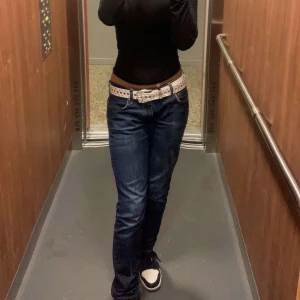 Mörkblå jeans från SQIN - Säljer ett par mörkblå jeans från SQIN i storlek 28. Dessa är lågmidjade och i bra skick bara det att dom har defekter vid ena jeansen som ni kan se i sista bilden men det syns knappt💕 (pris kan diskuteras vid snabb affär)