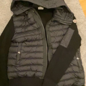 Monclear cardigan - Storlek m men funkar för s också.  Mycket Bra skick och har inga hål eller något som är sönder. 2500 kr men kan gå ner i pris