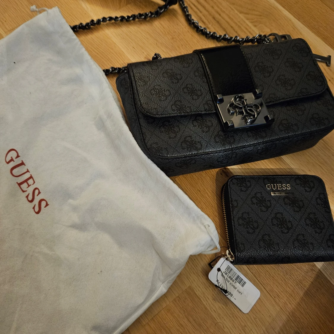 Svart handväska och plånbok från Guess