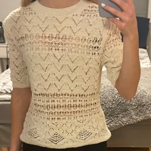 Virkad tröja - Säljer denna superfina virkade toppen/ t-shirten. Säljer då den inte kommer till användning💗