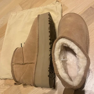 Beige boots från UGG - Säljer ett par supermysiga beige boots från UGG i nyskick, använda endast 1 gång. De är fodrade med mjuk päls på insidan och har en robust sula som passar perfekt för kalla vinterdagar. Ord pris är ca 2199kr. Kan postas mot fraktkostnad eller hämtas i Gbg!