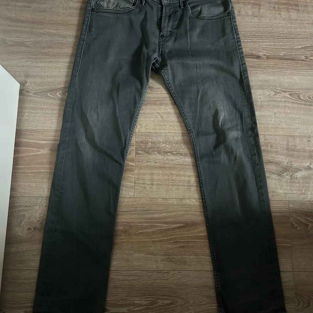 Ett par jeans i absolut topp skick och som dessutom har en extremt snygg tvätt. Nypriset på dessa jeans ligger på runt 1000kr. Längden på byxorna är 100cm och midjan 42cm jämför gärna med ett par egna och sen är det fritt fram att använda ”köp nu”.. Jeans & Byxor.